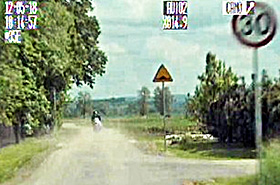 Motocyklista ucieka� przed policj� - tak to si� ko�czy!