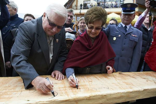 Były prezydent RP Lech Wałęsa z żoną Danutą
