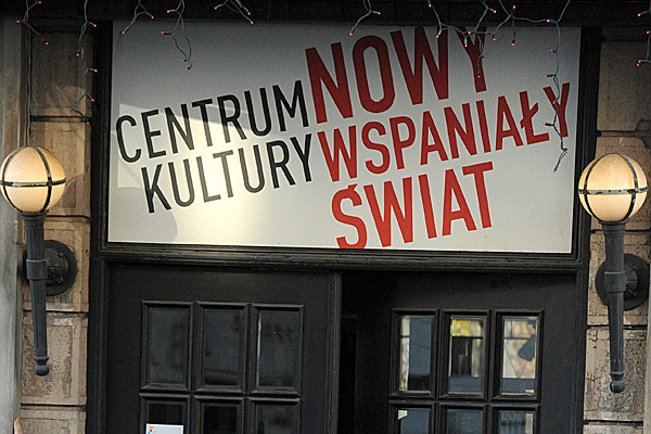 Wejście do kawiarni "Nowy Wspaniały Świat"