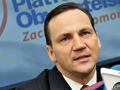 "Wprost" o Sikorskim: bucowaty arogant, przekonany o własnej nieomylności