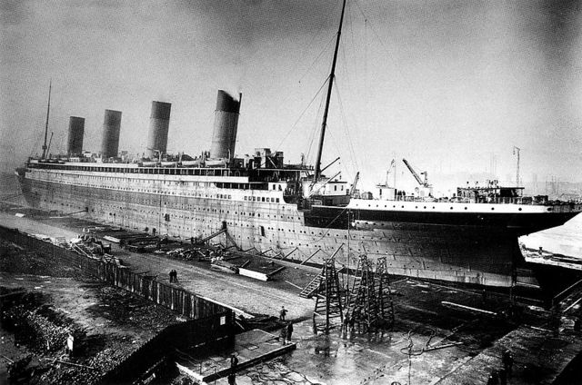 Titanic w doku stoczni Harland and Wolff w Belfaście