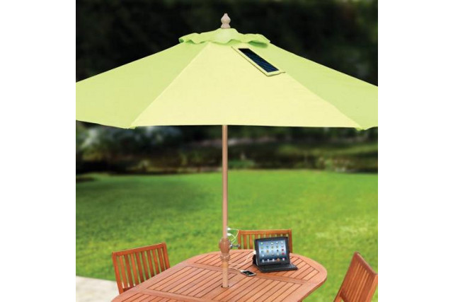 Idealny gadżet na lato - parasol z baterią słoneczną