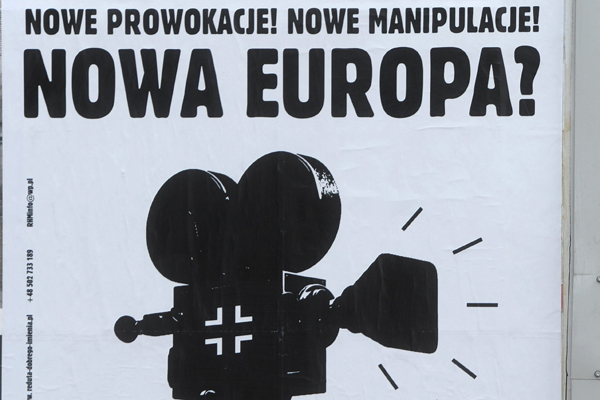 Plakat pt. "Nowa Europa?" odnoszący się do niemieckiego trzyczęściowego serialu wojennego pt. "Nasze matki, nasi ojcowie"