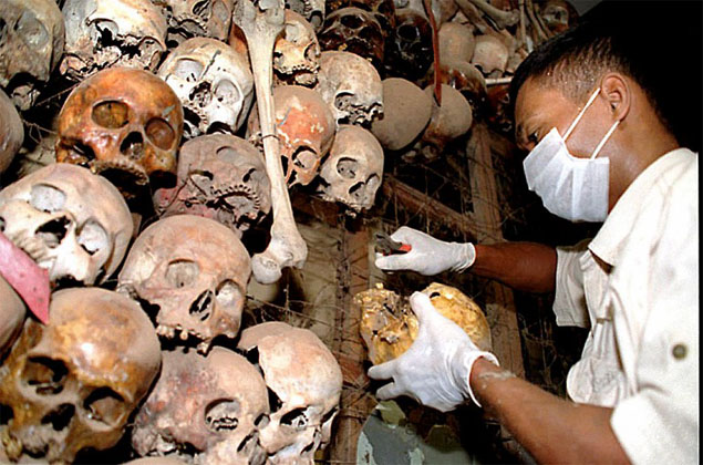 Pracownik muzeum Tuol Sleng usuwa z ekspozycji 
