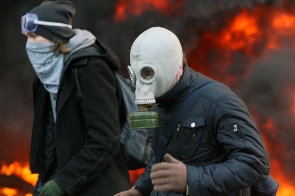 Protestujący w maskach podczas starć w Kijowie