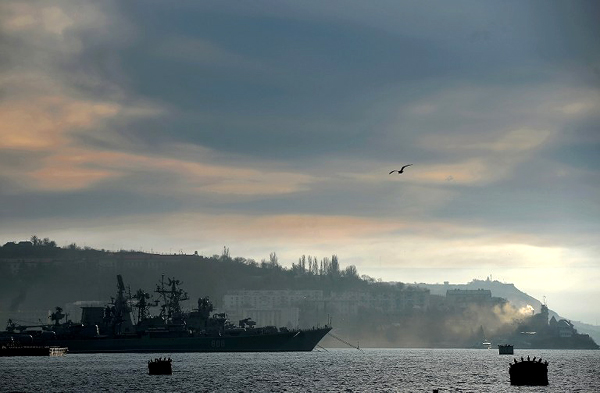 Widok na port w Sewastopolu. Na pierwszy planie statek rosyjskiej floty