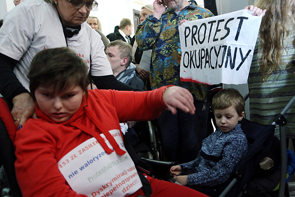 Rodzice i opiekunowie niepełnosprawnych dzieci protestują w sejmie