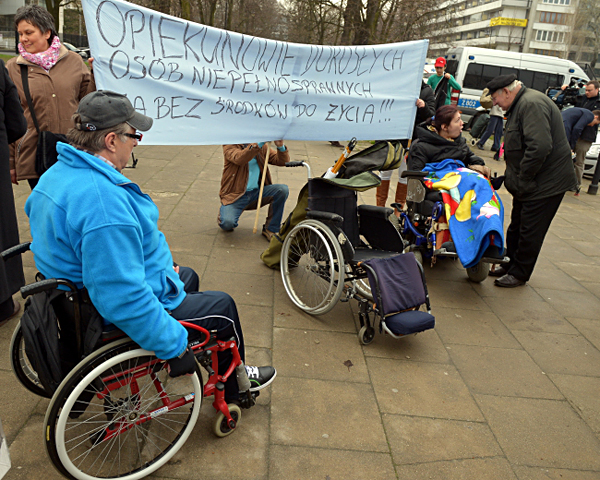 Protest opiekunów osób niepełnosprawnych przed sejmem