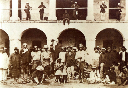 Paragwajscy jeńcy w otoczeniu brazylijskich żołnierzy ok. 1865 r.