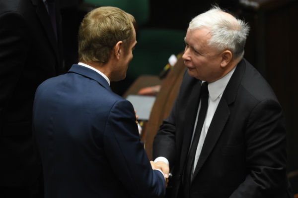 Były premier Donald Tusk i prezes PiS Jarosław Kaczyński po expose Ewy Kopacz