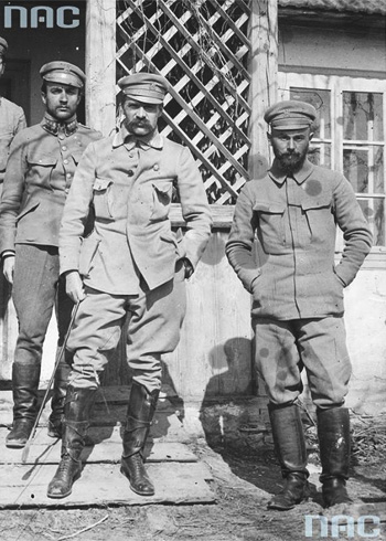 Józef Piłsudski (w środku) w towarzystwie Edwarda Rydza-Śmigłego (pierwszy z prawej) i Tadeusza Kasprzyckiego. Rok 1915