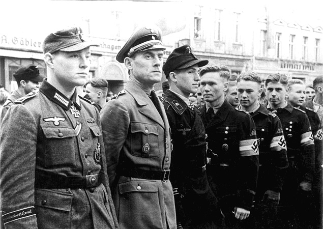 Mężczyźni z całych Niemiec zgłaszają się na ochotnika do formacji wojskowych w październiku 1944 r. Z lewej: odznaczeni Krzyżem Rycerskim z dywizji 