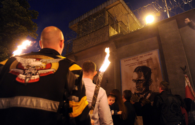 Uczestnicy uroczystości w 2012 r. podczas 64. obchodów rocznicy śmierci Pileckiego, przy tablicy upamiętniającej pomordowanych w więzieniu mokotowskim