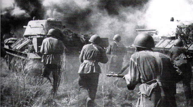 Radzieccy żołnierze podążają za atakującym czołgiem T-34