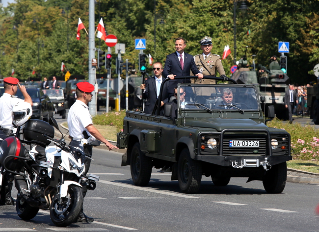 Żołnierze i ciężki sprzęt na ulicach Warszawy