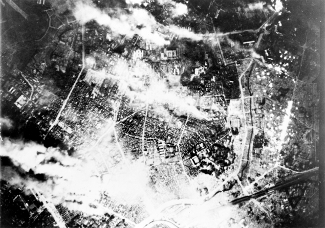 Płonące Tokio podczas ponownego bombardowania 26 maja 1945 r.