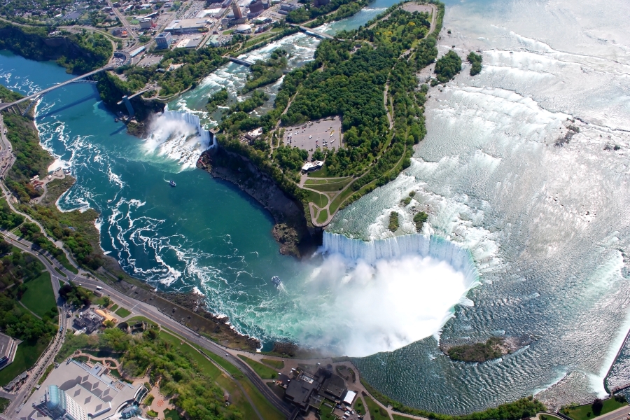 Kanadyjska oraz amerykańska część wodospadu Niagara