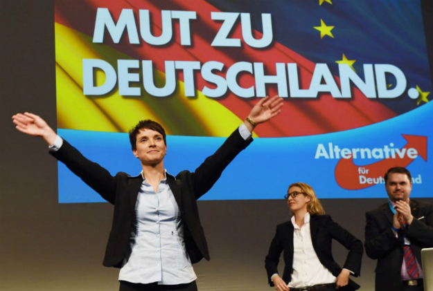 Na pierwszym planie: liderka Alternative fur Deutschland Frauke Petry