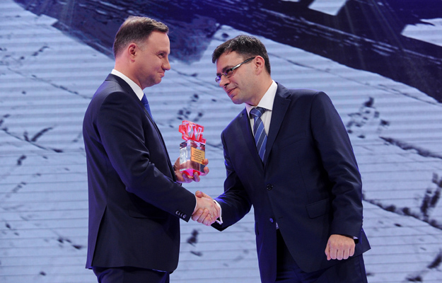 Prezydent Andrzej Duda odbiera nagrodę z rąk redaktora naczelnego &quot;W Sieci&quot; Jacka Karnowskiego
