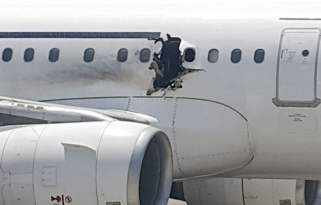Uszkodzony kadłub samolotu Daallo Airlines.