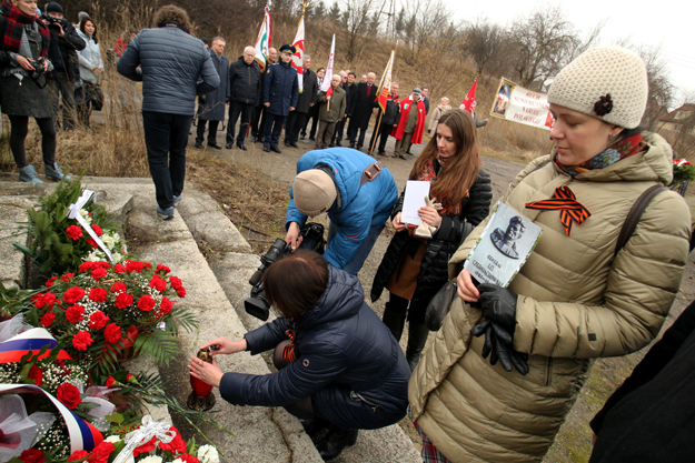 Uroczystości pod pomnikiem Iwana Czerniachowskiego w Pieniężnie.
