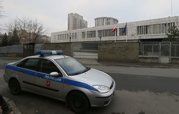 Radiowóz przed budynkiem polskiej ambasady w Moskwie