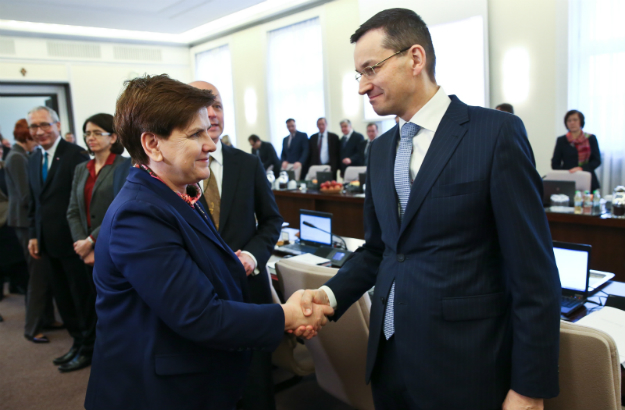 Wicepremier, minister rozwoju Mateusz Morawiecki (P) i premier Beata Szydło (L)
