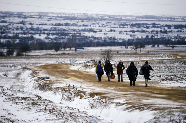 Migranci przekraczają granicę macedońsko-serbską, styczeń 2016 r.