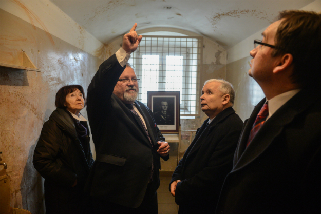 Jarosław Kaczyński, Zbigniew Ziobro i Zofia Pilecka zwiedzają areszt śledczy Warszawa-Mokotów