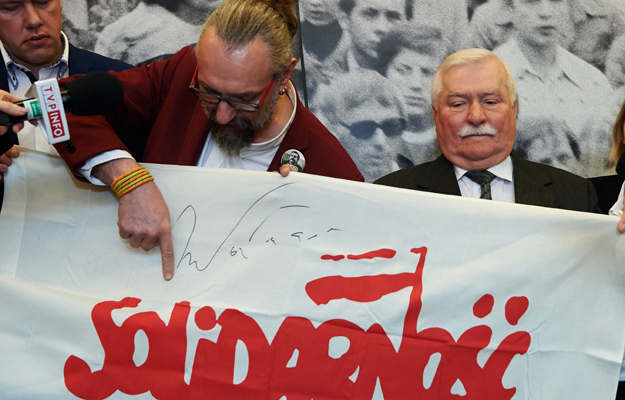 Były prezydent RP Lech Wałęsa i lider KOD Mateusz Kijowski