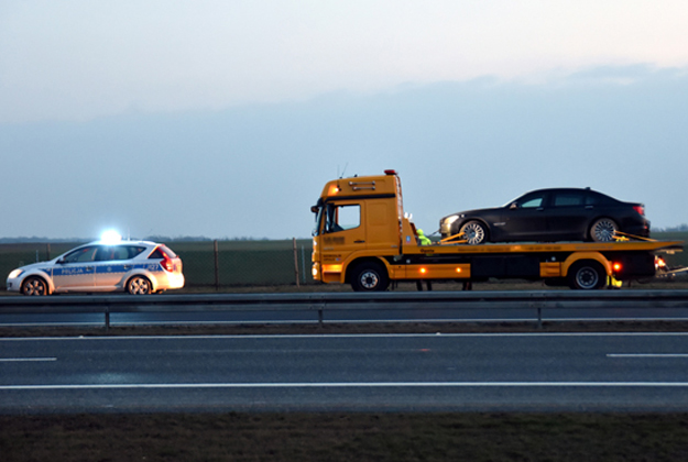 Limuzyna, która podróżował prezydent Andrzej Duda, wydobywana z rowu autostrady A4.