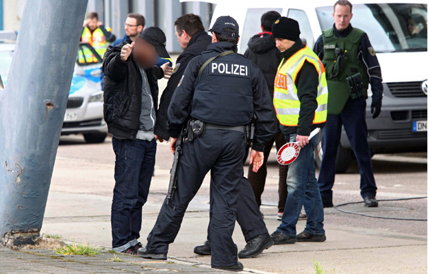 Niemiecka policja na granicy w Lichtenbusch - trwają wzmożone kontrole w związku z zamachami w Belgii