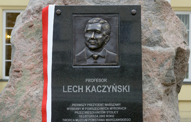 Tablica poświęcona śp. prezydentowi Lechowi Kaczyńskiemu na dziedzińcu Mazowieckiego Urzędu Wojewódzkiego w Warszawie