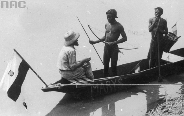 Kazimierz Nowak z tubylcami w łódce 