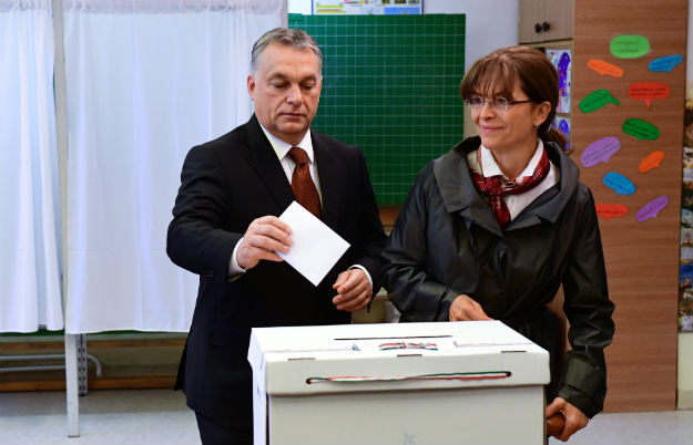 Premier Viktor Orban wraz z małżonką oddaje swój głos w referendum