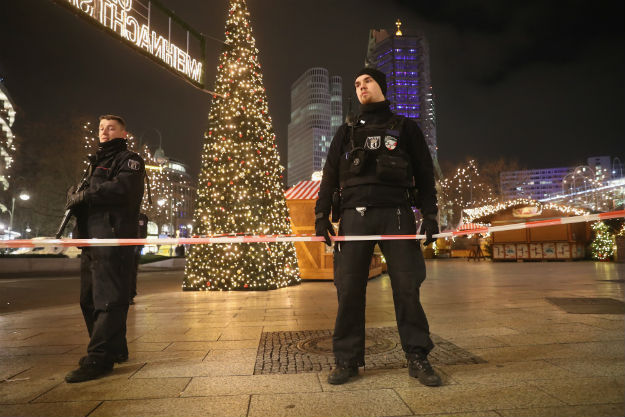 Policjanci w Berlinie w miejscu zamachu