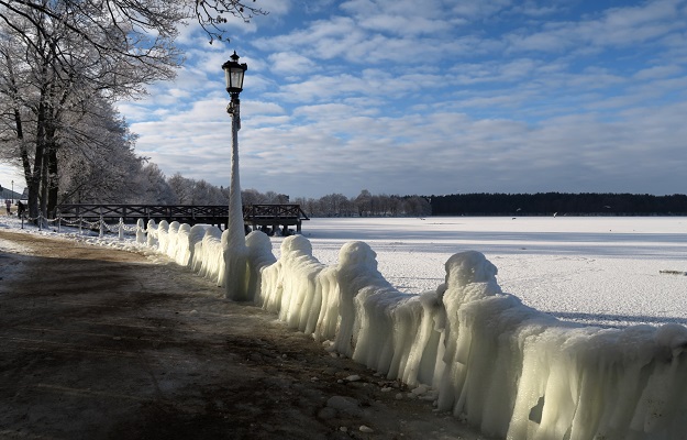 Oblodzone ogrodzenie promenady w Ełku