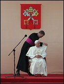 Papie� podczas ceremonii powitania na warszawskim lotnisku