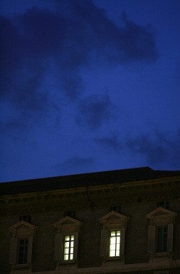 Ostatnia noc - światła w oknach apartamentu Jana Pawła II
