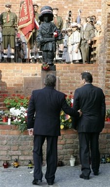 1 sierpnia 2004: prezydent Kwaśniewski i kanclerz Niemiec Gerhard Schroeder w Warszawie podczas uroczystości 60. rocznicy wybuchu Powstania Warszawskiego