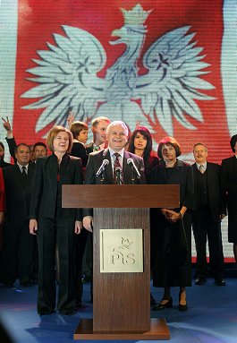 Lech Kaczyñski w towarzystwie ¿ony Marii (L) i matki Jadwigi podczas wieczoru wyborczego w Sali Marmurowej PKiN, zorganizowanego po drugiej turze wyborów prezydenckich