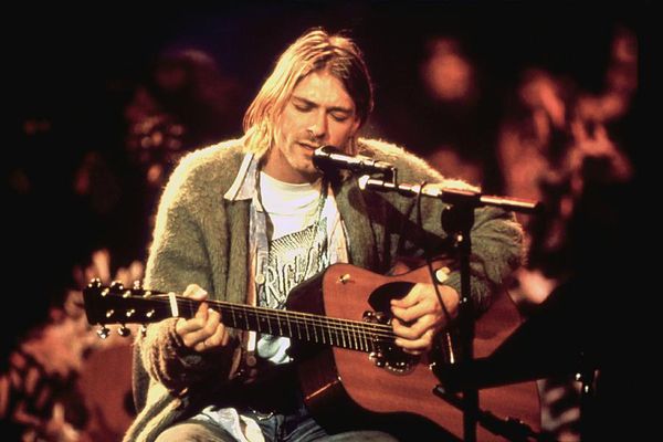 Kurt Cobain 5 kwietnia 1994 roku pope ni samob jstwo strzelaj c sobie w
