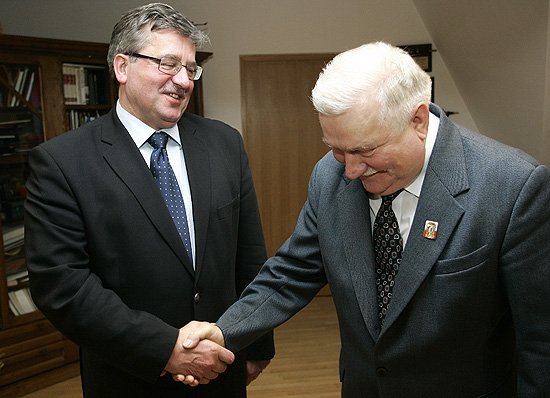 https://i.wp.pl/a/f/jpeg/24024/bronislaw_komorowski_lech_walesa_pap_550.jpeg