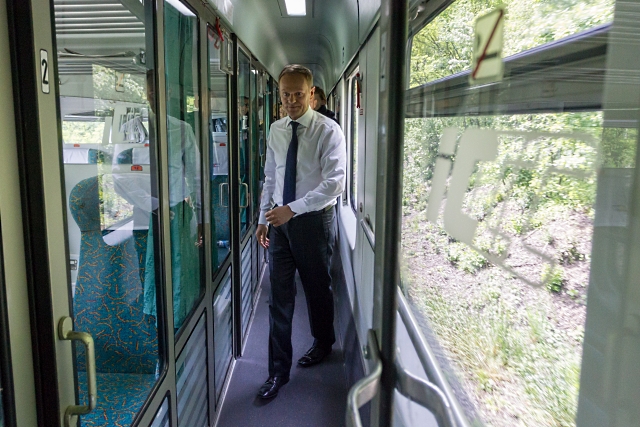 Premier Donald Tusk w pociągu relacji Poznań - Wrocław