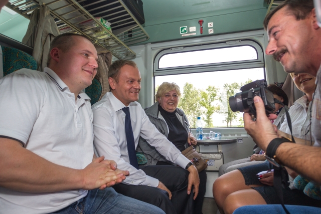 Premier Donald Tusk rozmawia z pasażerami pociągu relacji Poznań - Wrocław