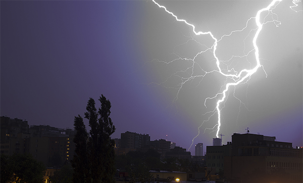 暴风雨昨夜经过华沙雷电引起四起火灾图