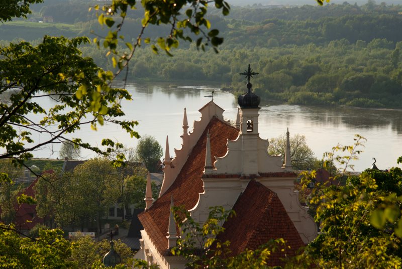 https://i.wp.pl/a/f/jpeg/31561/kazimierz_dolny_kosciol_farny_slub_polska.jpeg