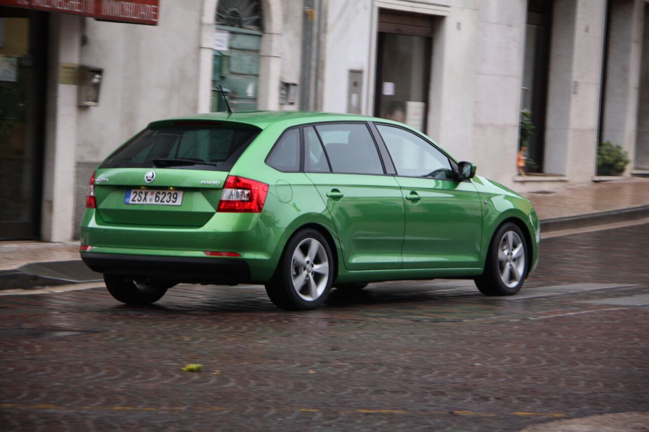 Skoda Rapid зеленая