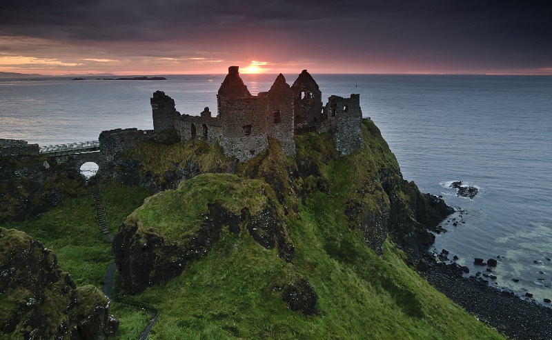 https://i.wp.pl/a/f/jpeg/32240/800_dunluce_fotolia_25217531_tomasz_grzelaczyk.jpeg
