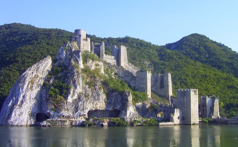 https://i.wp.pl/a/f/jpeg/32240/800_golubac_denis_barthel_wiki.jpeg